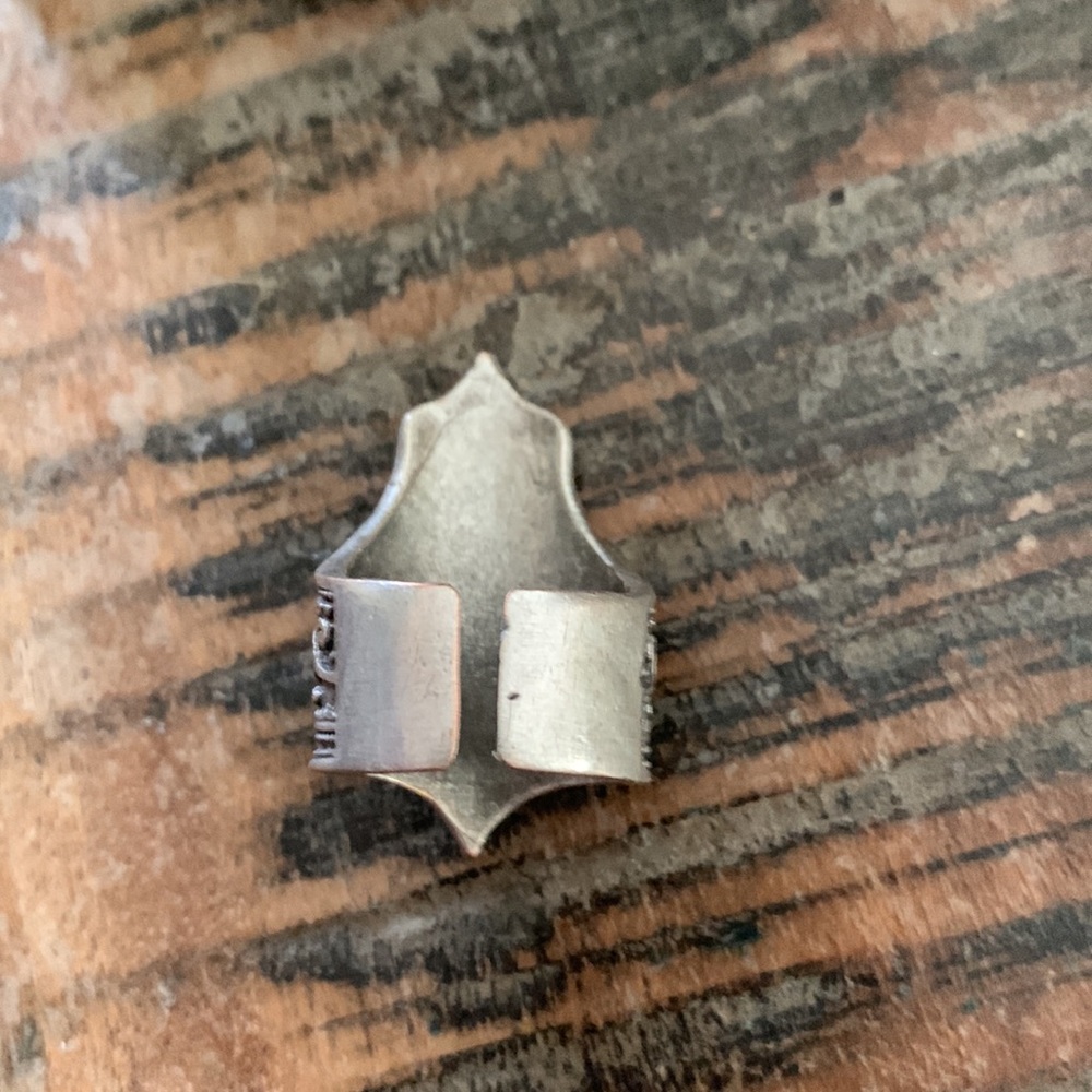 Free people ring adjustable but fits a 7 now preowned - Picture 5 of 7